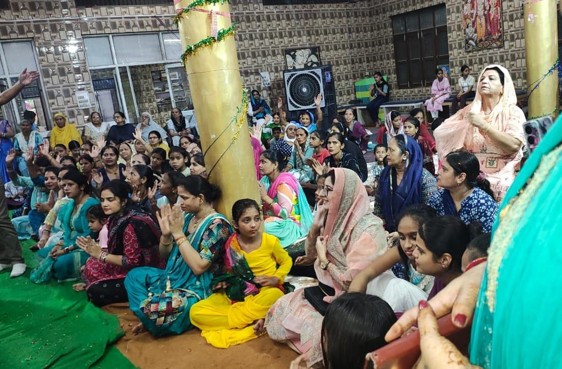 Audience mesmerized with melodious bhajans during Ganpati festival