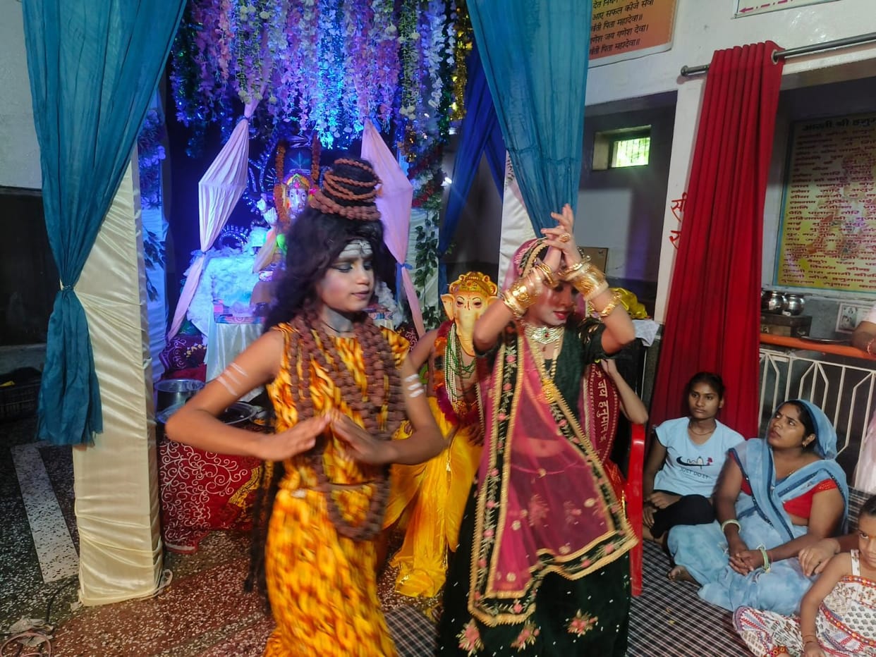 Women danced on Ganesh ji's bhajans