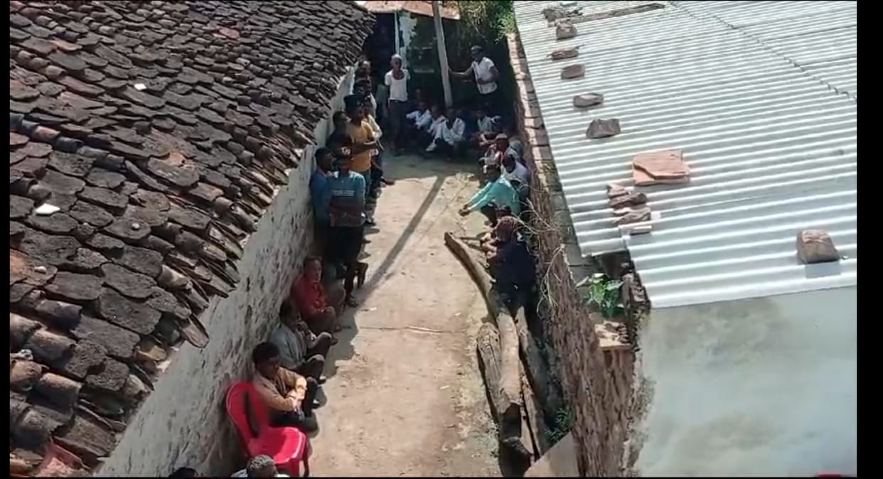 The wife had gone to see the tableau of Lord Ganesha. Someone murdered her husband alone at home.