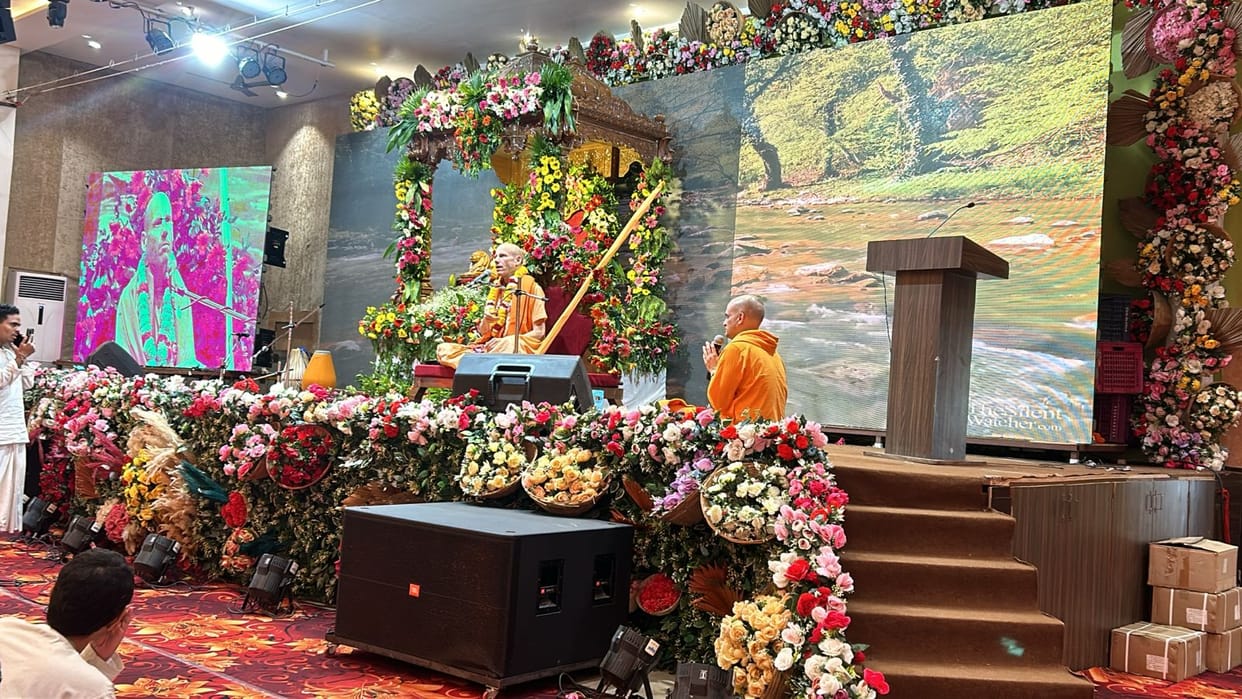 Ujjain News: Devotees from abroad reached ISKCON to celebrate the appearance day of Charu Maharaj