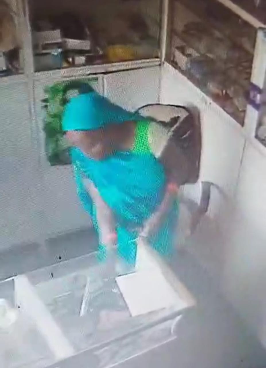 Deoria News: Woman ran away with ten thousand rupees from spectacles shop in broad daylight