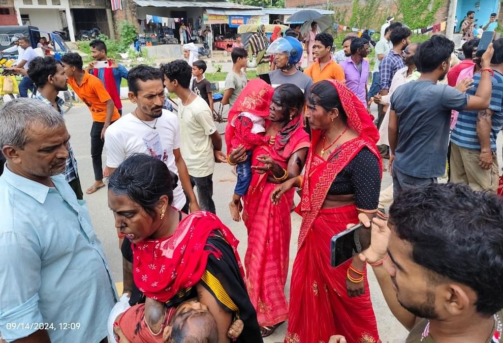 Raised religious slogans and blackened their faces and drove them away in Maharajganj