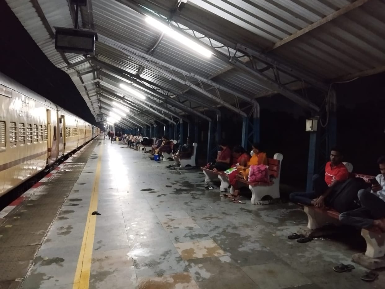 Problems due to delays and chaos in trains