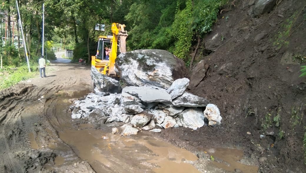 Sainj-Neuli-Shanshar road remained closed for 14 hours due to landslide