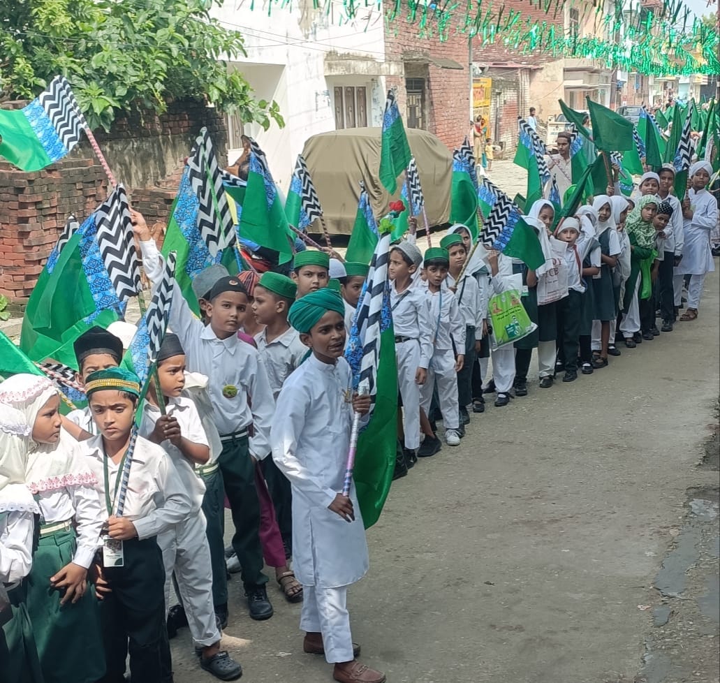 Children raised slogans against the government's influx