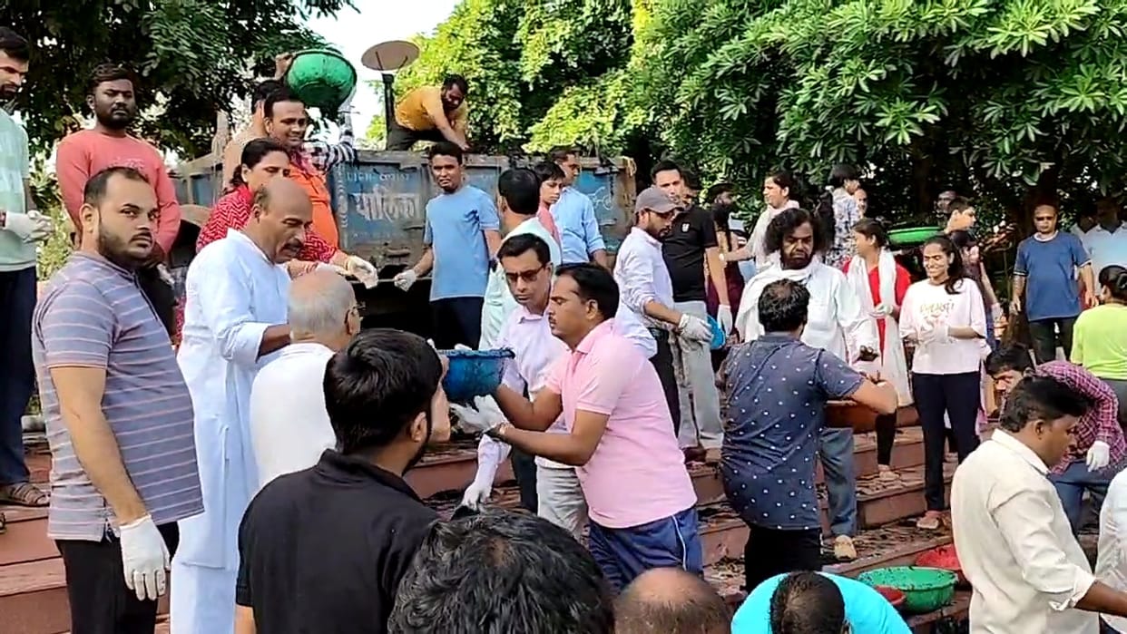 Damoh Union Minister Virendra Khatik joined the pond cleaning campaign
