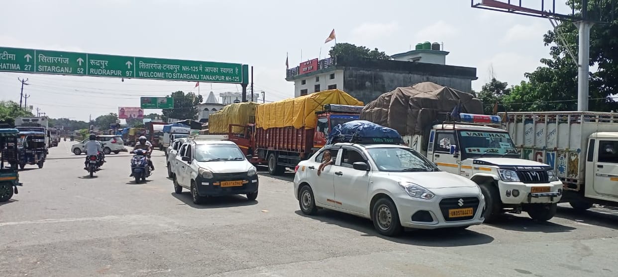 Vehicles remained standing at Kakrali Gate since morning due to closure of the road.