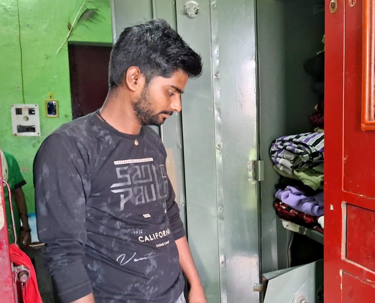 Jewelery worth Rs 1.5 lakh stolen along with cash by breaking the lock of the driver's house