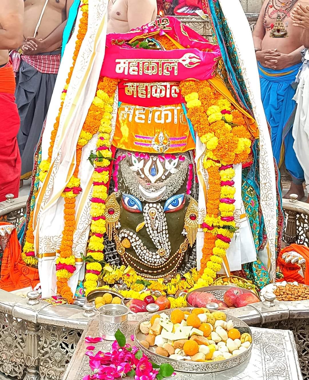 Baba Mahakal Ujjain Echo of Jai Ganesh in court of Baba Mahakal Shri Ganesha was adorned in Bhasma Aarti