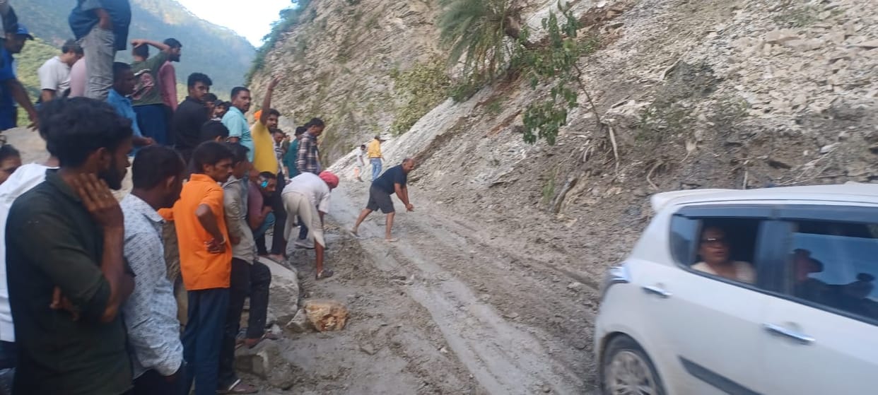 12 km jam on Badrinath Highway in Chatvapeepal, 5000 pilgrims stranded