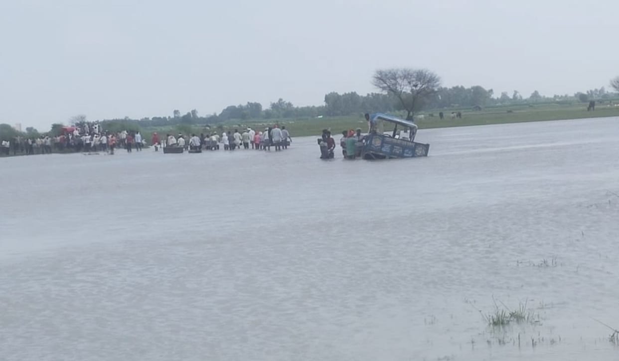 Ramganga overflows, 10 thousand people affected, boats running on the road