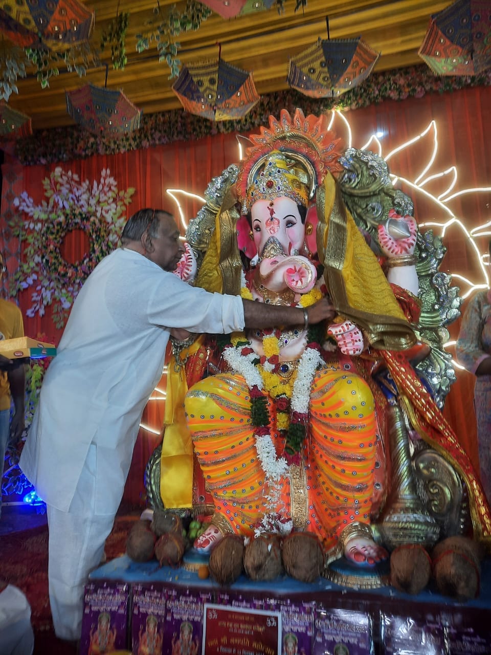 Devotees danced on Bappa's bhajans