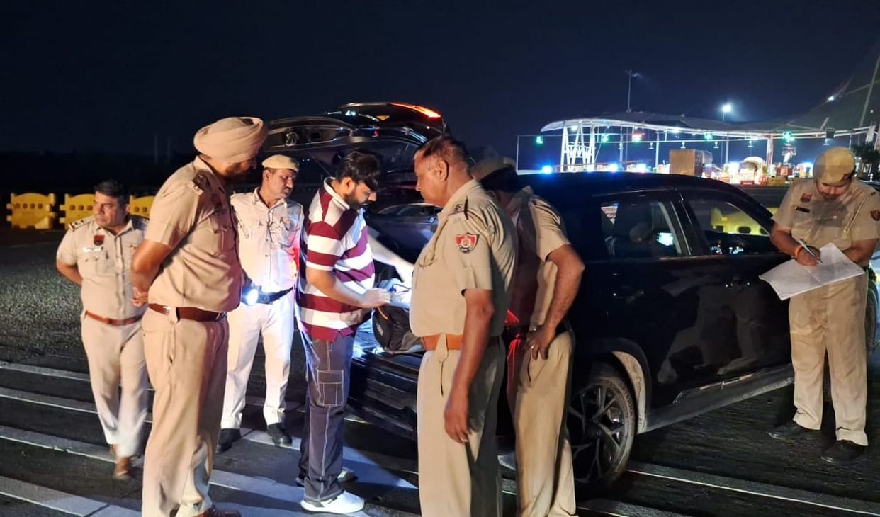 FST and SST are checking vehicles at checkpoints