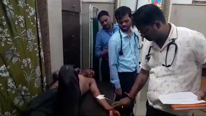Damoh News: नकली पुलिस बनकर तीन इंजीनियर के साथ लूट कर चाकू से किया हमला, गंभीर हालत में जबलपुर रेफर Damoh Three engineers were robbed and attacked with knives by posing as fake police referred to Jabalpur