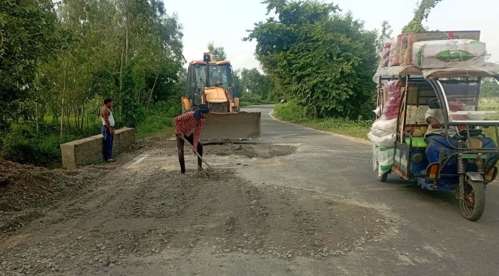 Wounds of flood affected Azizganj-Chauhanapur road started healing