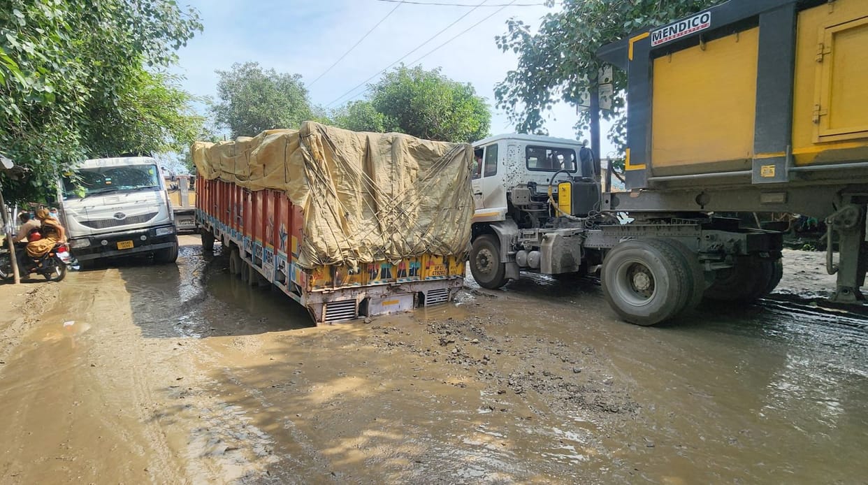 Two trucks got stuck in the swamp on Aonla-Badaun Road in Kunwargaon