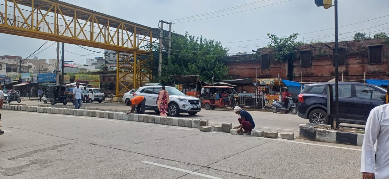 The cut on the highway in front of the civil hospital is closed