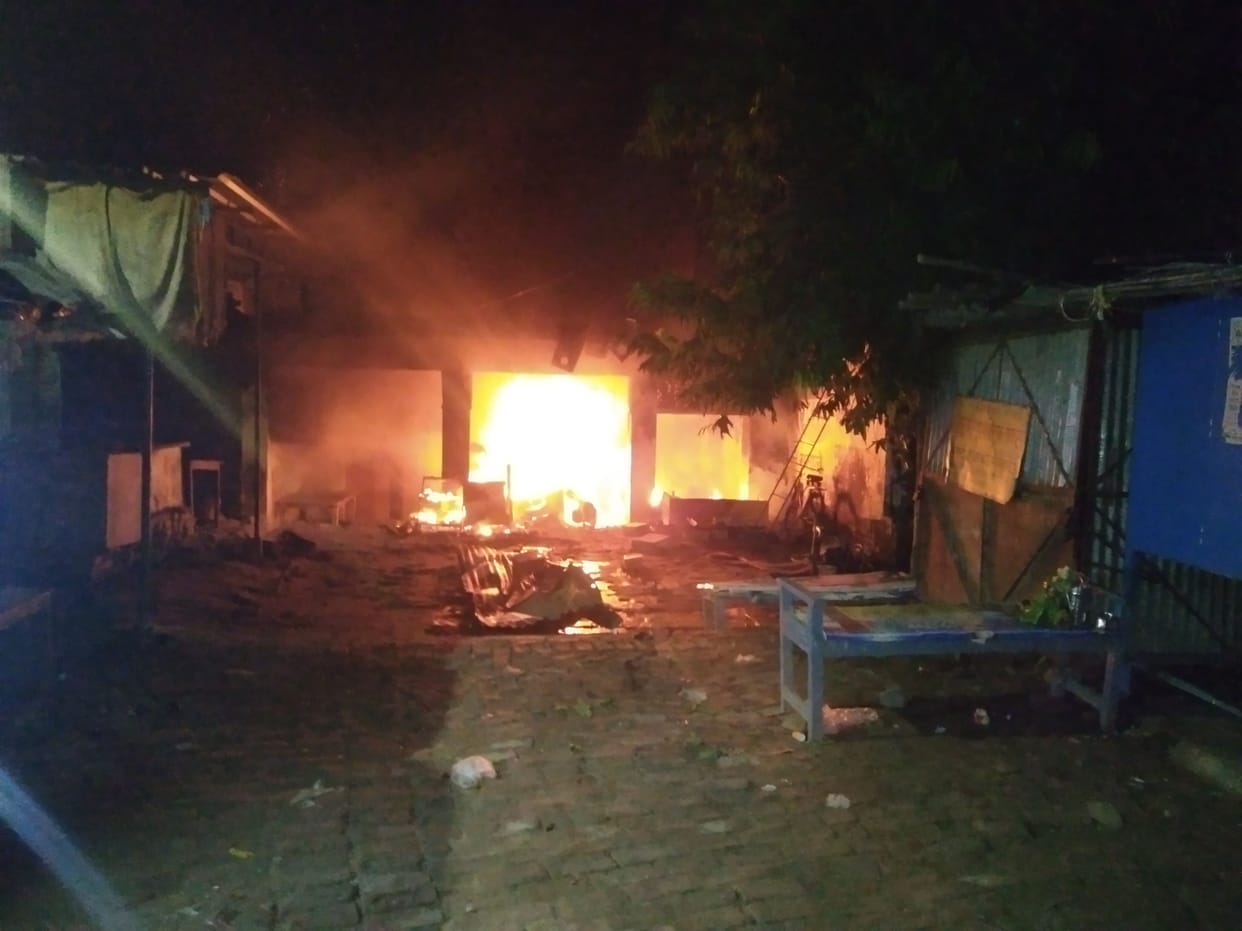 The fire in the shoe warehouse reached the stove shop, eight gas cylinders burst.