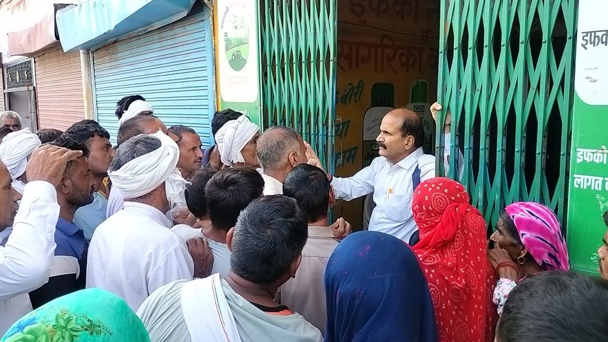 Urea and DAP did not reach IFFCO's fertilizer sales center, police called when commotion broke out