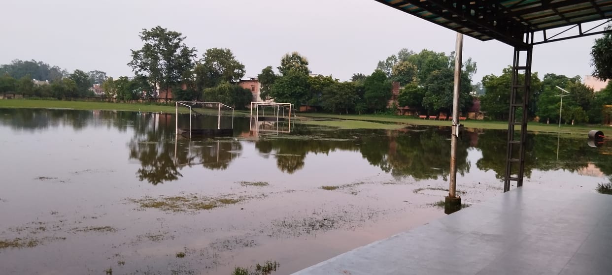 The ground turned into a pond due to rain... players' problems increased