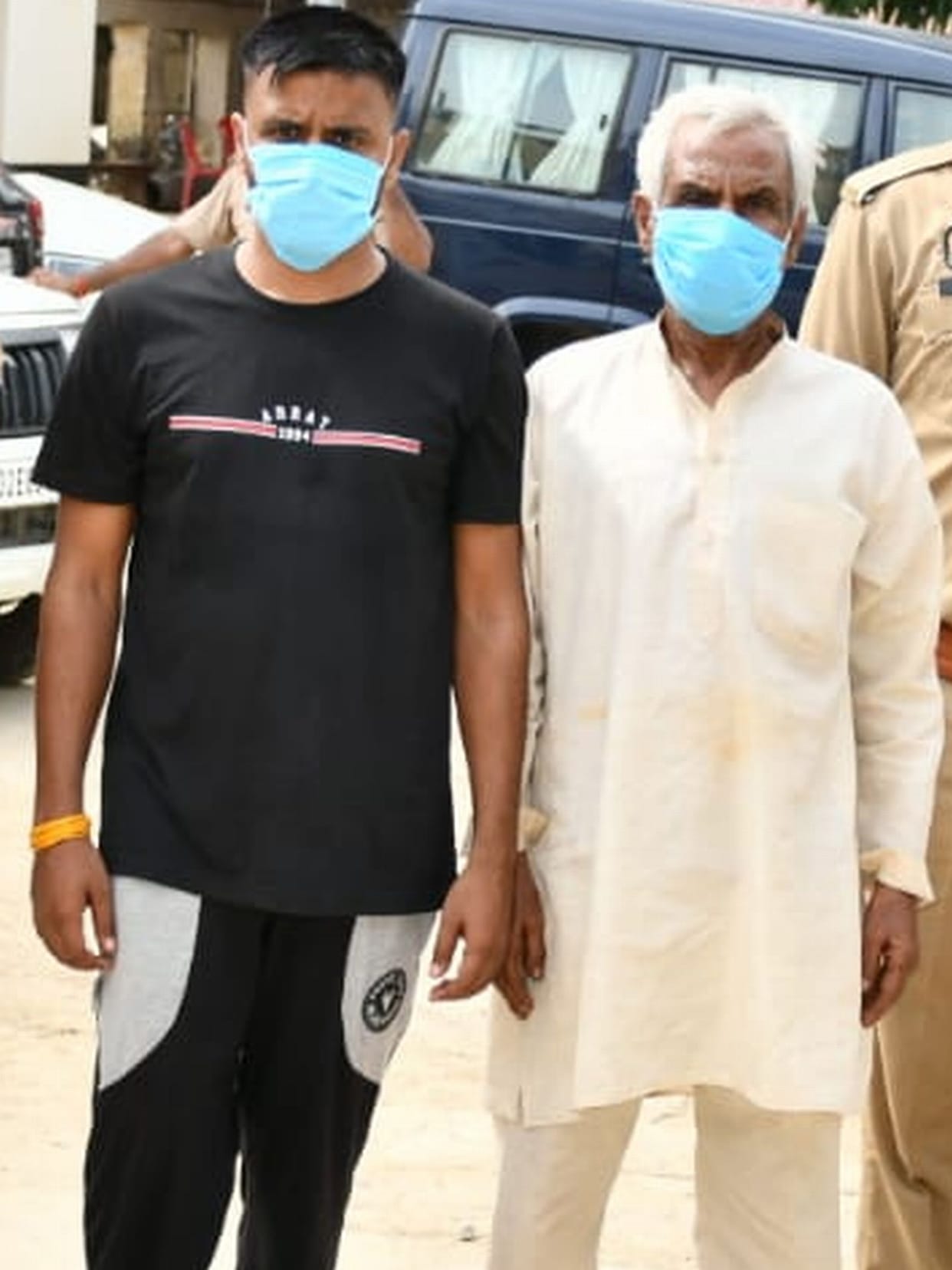 Father and son arrested for smuggling weapons, Rs 2 lakh recovered