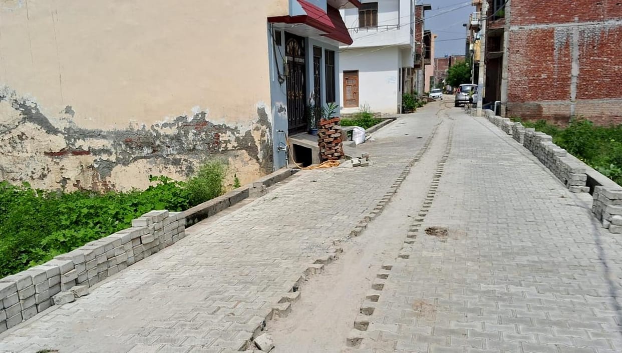 Construction of drain-interlocking roads in Sikandrarao