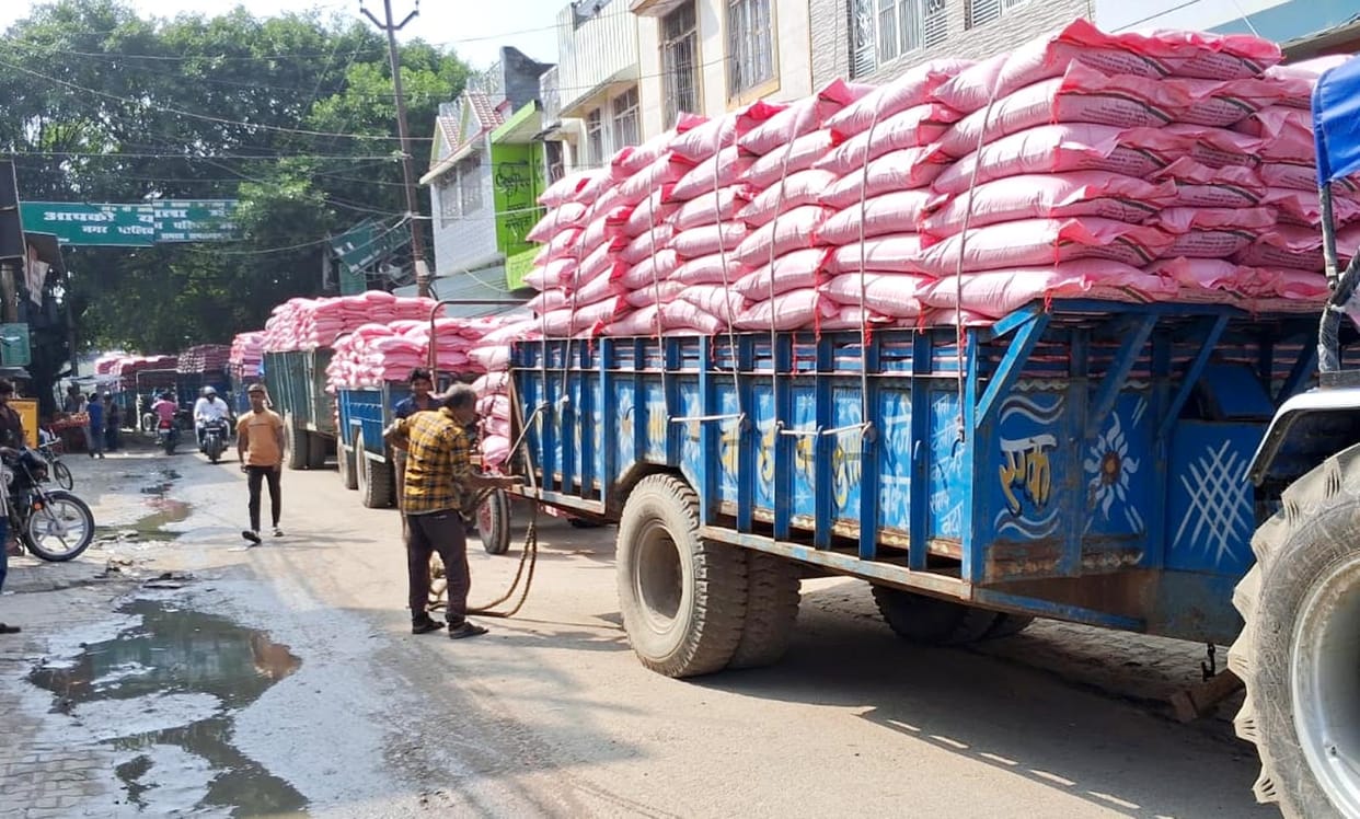 Fertilizer laden tractor-trolleys jammed Pankha Road