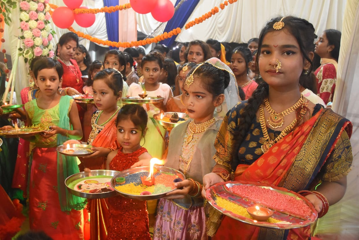 Devotees gathered in Gajanan's Maha Aarti