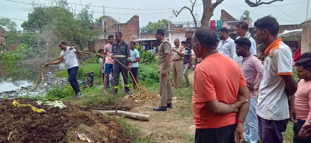 Two bulls fell into a well while fighting with each other, died
