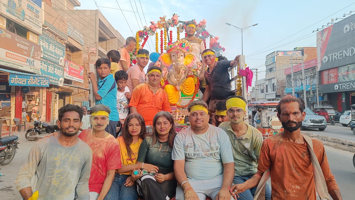 Devotees immersed Ganpati by dancing and singing on drums.