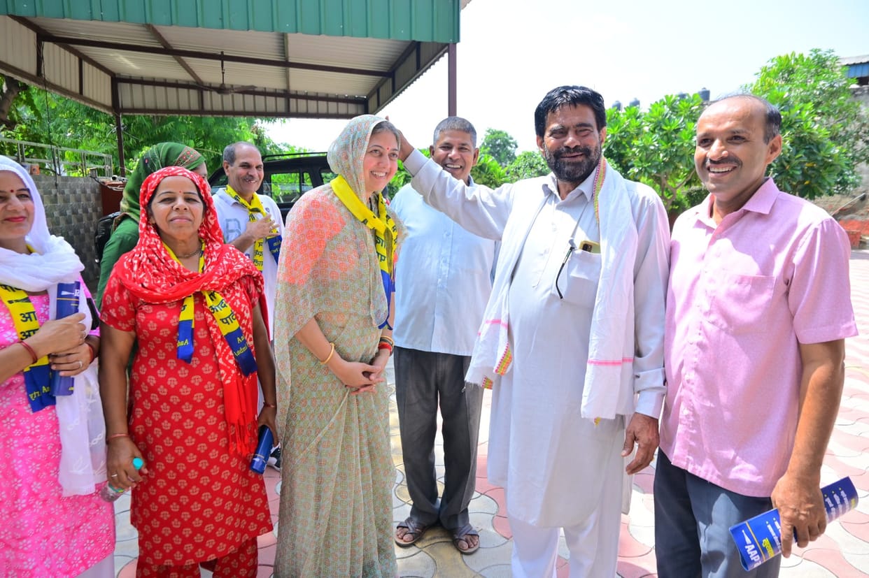 Satish Yadav listened to the problems of citizens through public relations