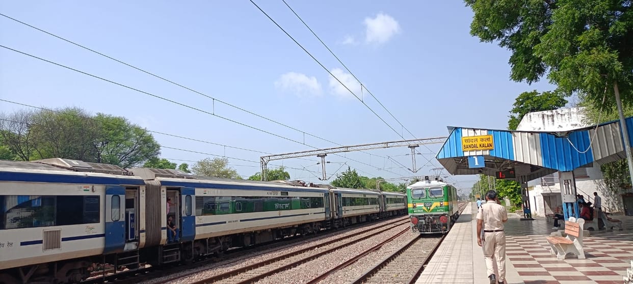 Vande Bharat Express encountered a technical problem, its wheels stopped at Sandal Kalan station for two hours