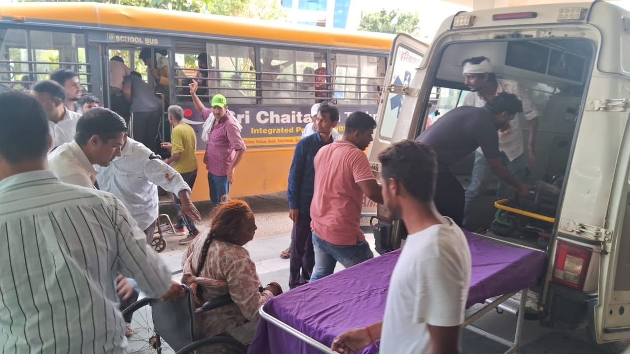 Two private buses collided head-on, 25 of the 50 injured had serious injuries on their hands, legs and head