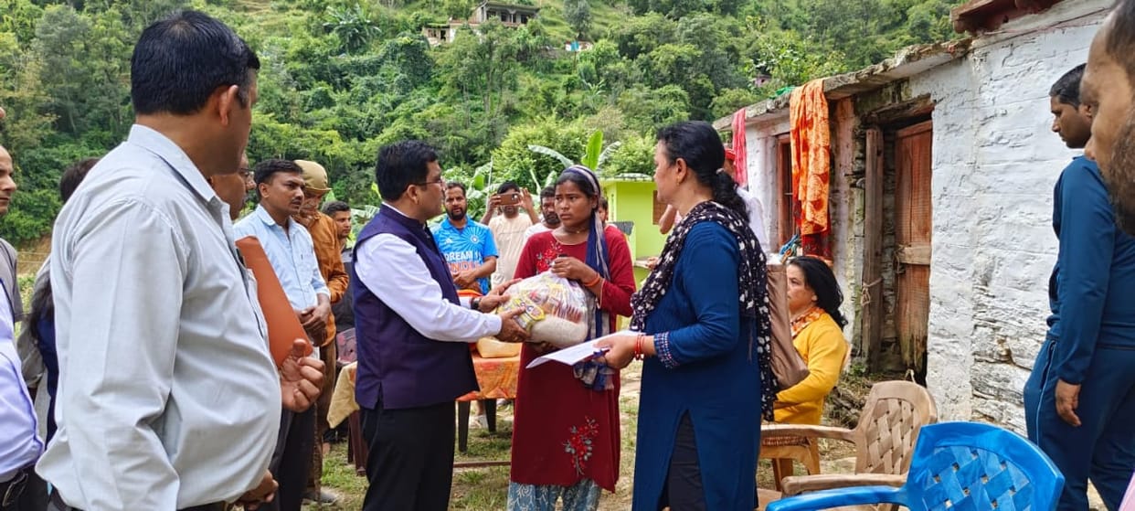 DM reached Gankot, heard the plight of disaster affected people