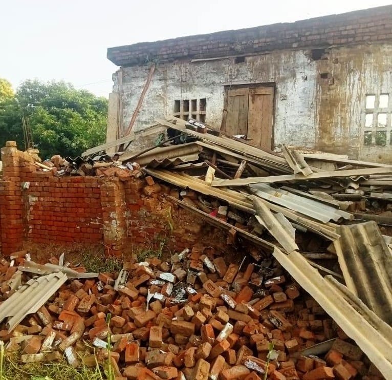 Three houses collapsed, people narrowly escaped