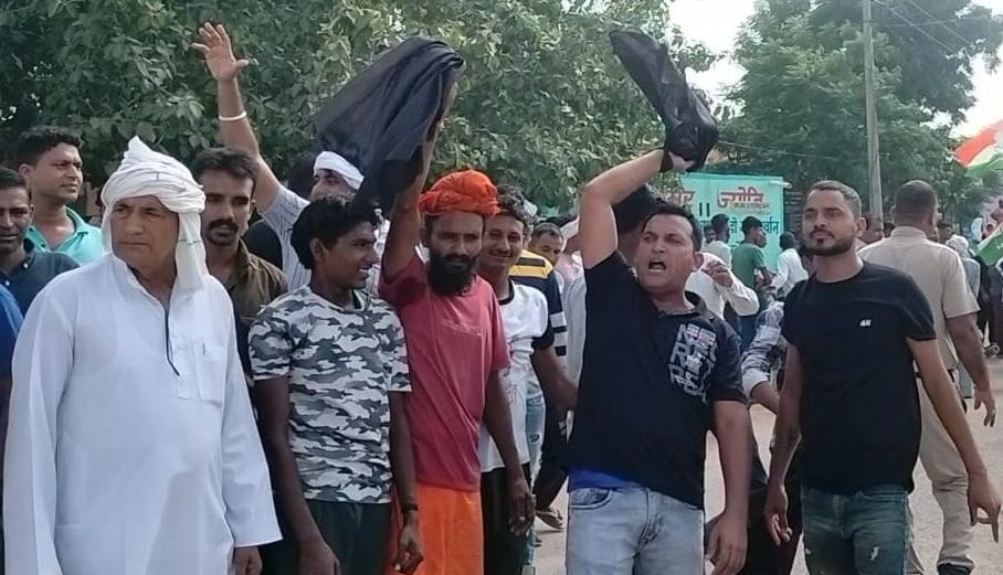 Villagers showed black flags to Congress candidate's convoy in Ratera