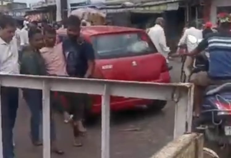 Chhindwara One injured due to crane breaking during idol immersion corporation employee narrowly escapes