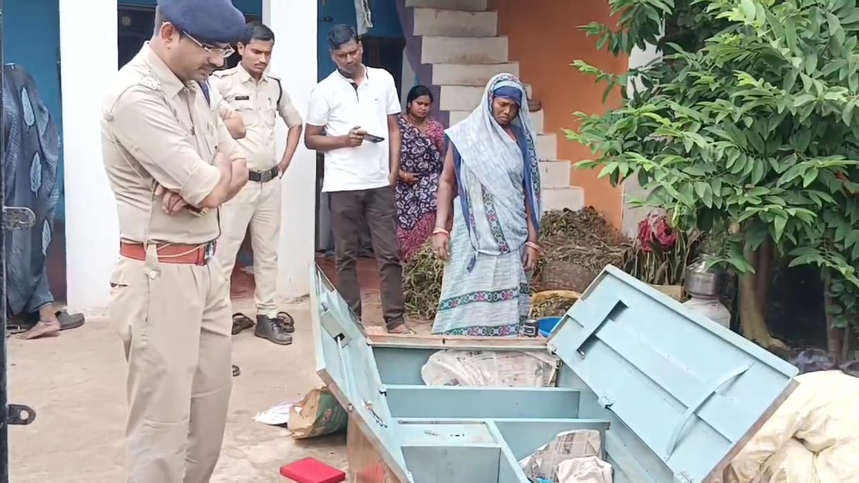 Damoh thieves made away with cash and jewelery by drilling holes in the wall and cupboard with a drill machine