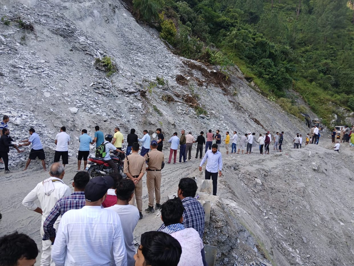 Swamp in Chatvapeepal, vehicles crawling, more than 600 vehicles stuck in six km jam