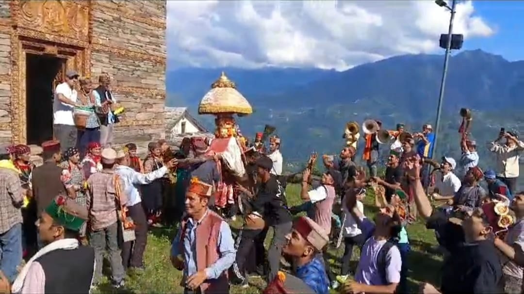 Rain of walnuts on the chariot of Maharishi Gargacharya in Khaniyargi