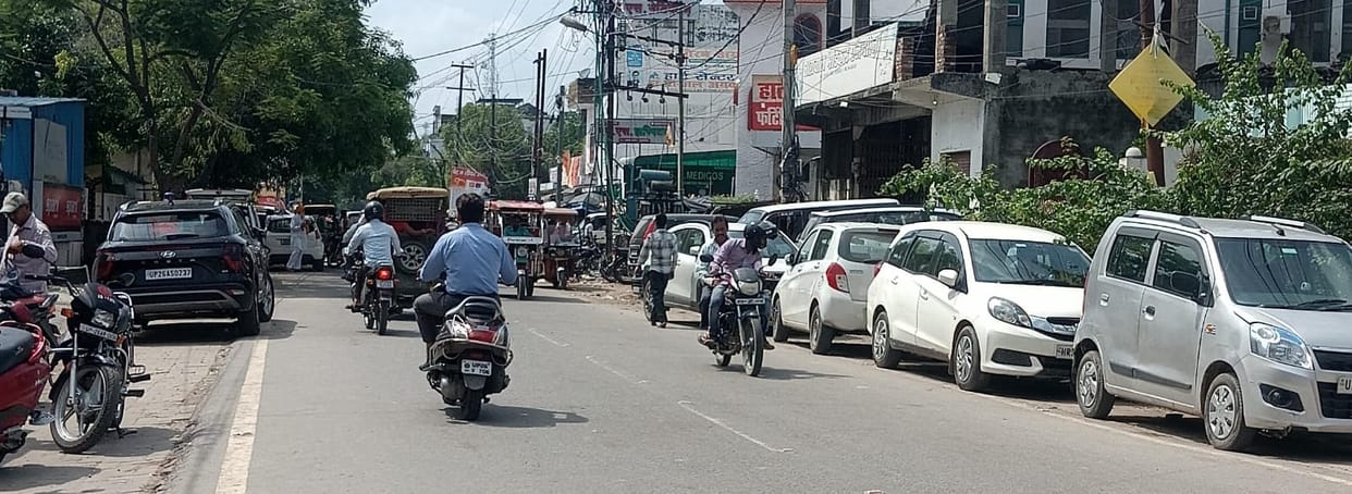 Officials failed to remove illegal parking... jam occurs
