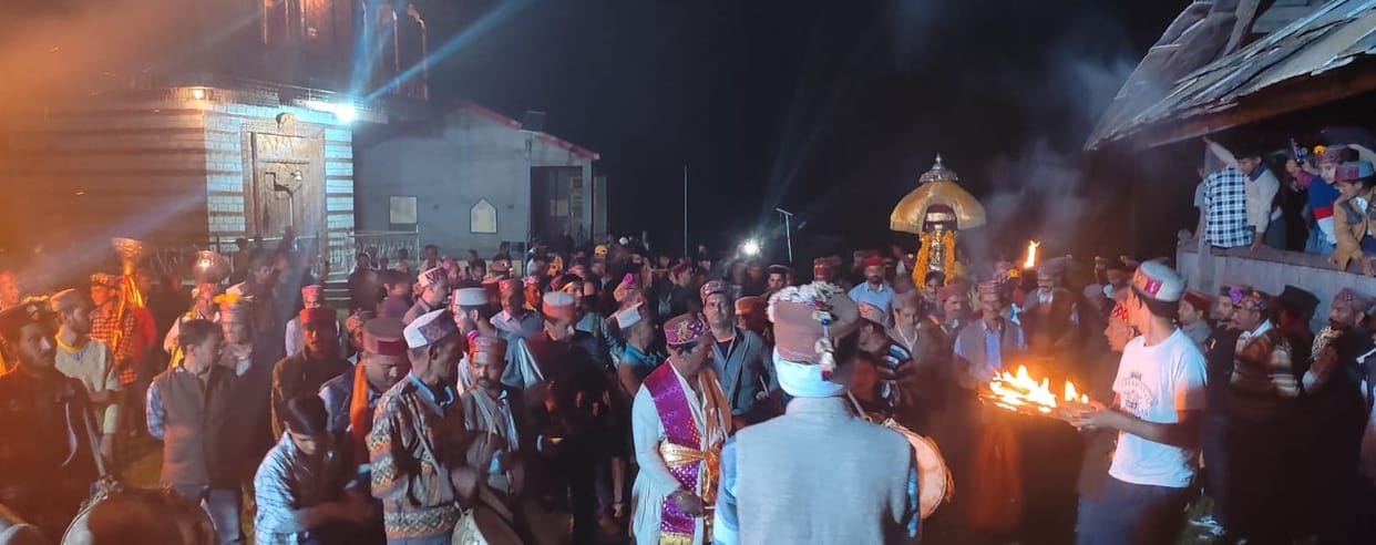 Hum festival of deity Lakshmi Narayan, people of Raila asked for happiness and prosperity