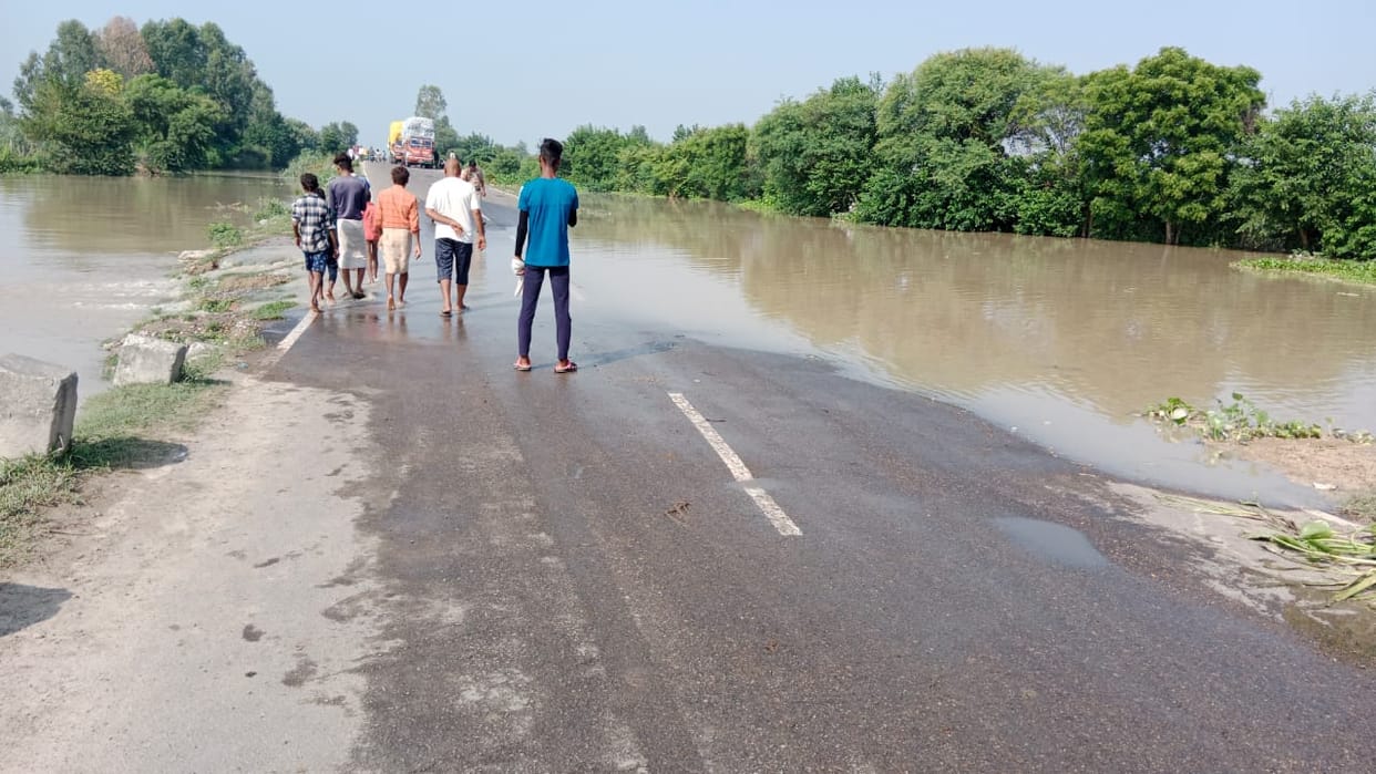 Water came on the road, Dataganj road closed