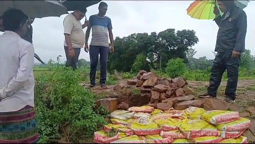 Damoh Panic due to soil collapse across Bandarkola reservoir officials reached spot closed pit with sand bags
