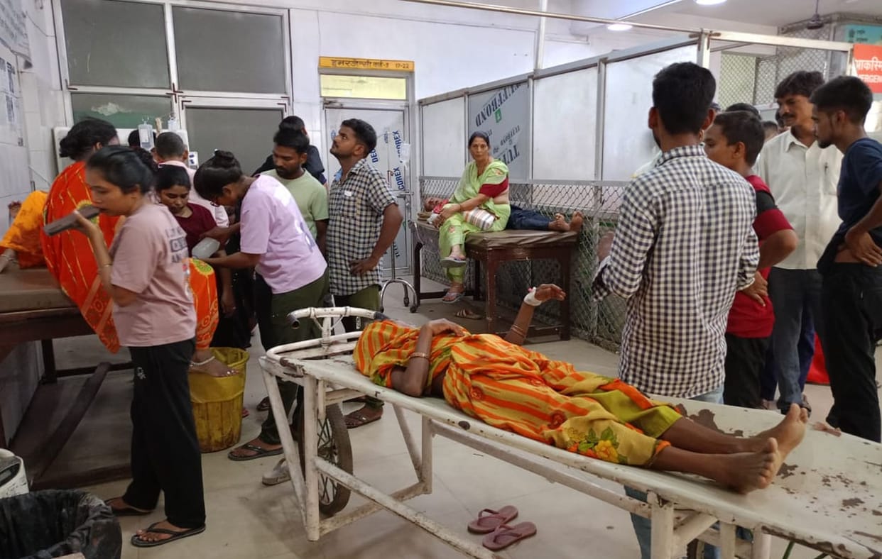 Patients gathered in emergency, beds full, treatment on stretchers