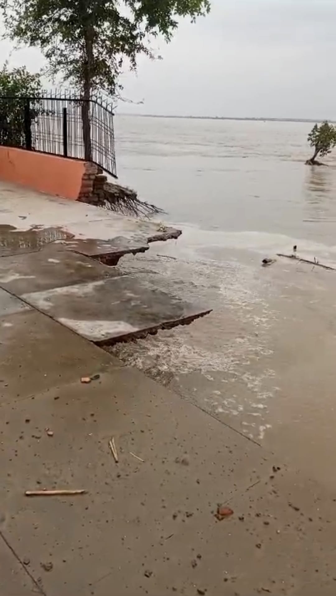 Water entered the houses, flood victims are lying hungry and thirsty on the streets