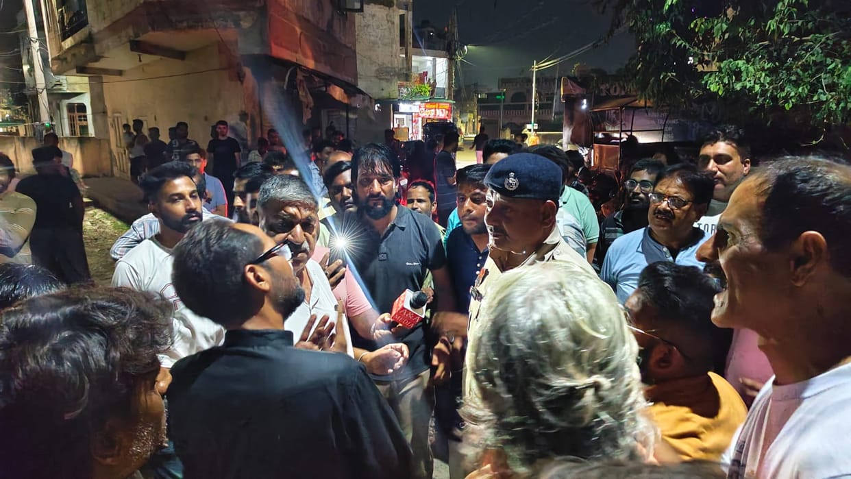 Statue vandalised: Dharna outside the police post in protest