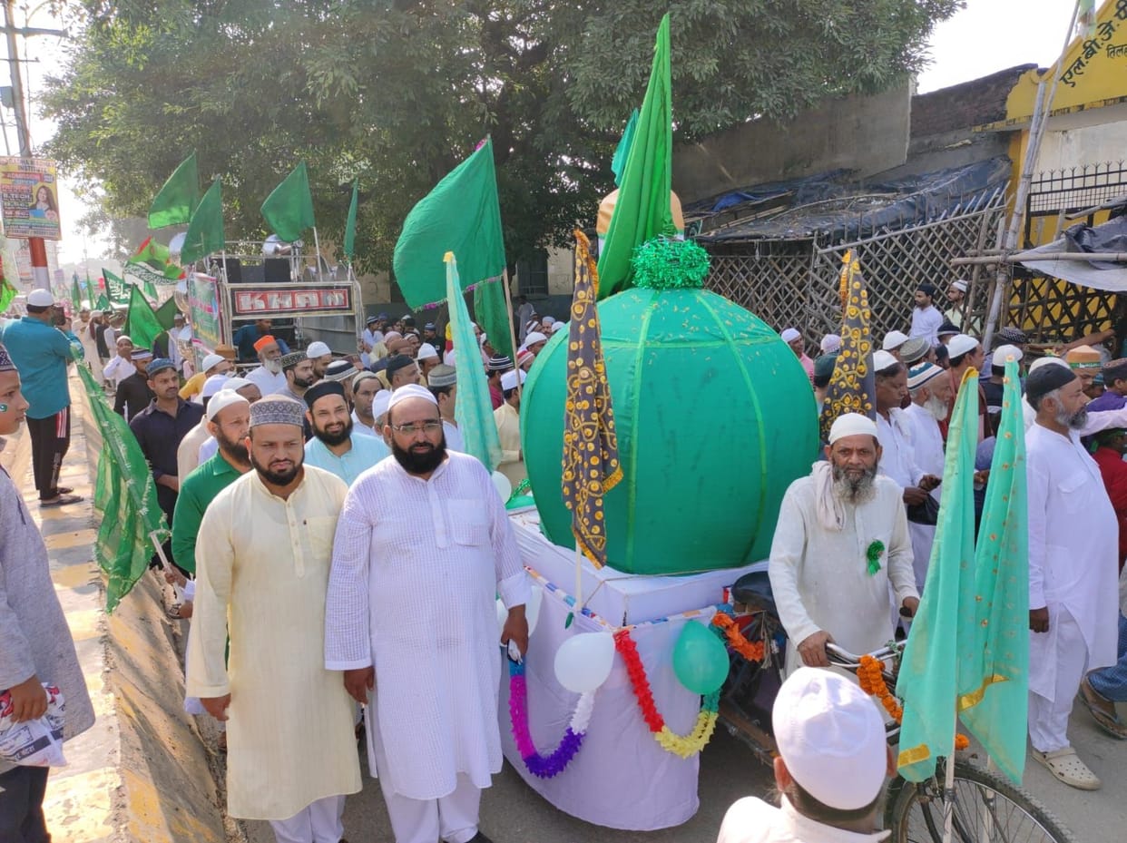A procession was taken out with the slogan 'Marhaba ki aadat sarkar'