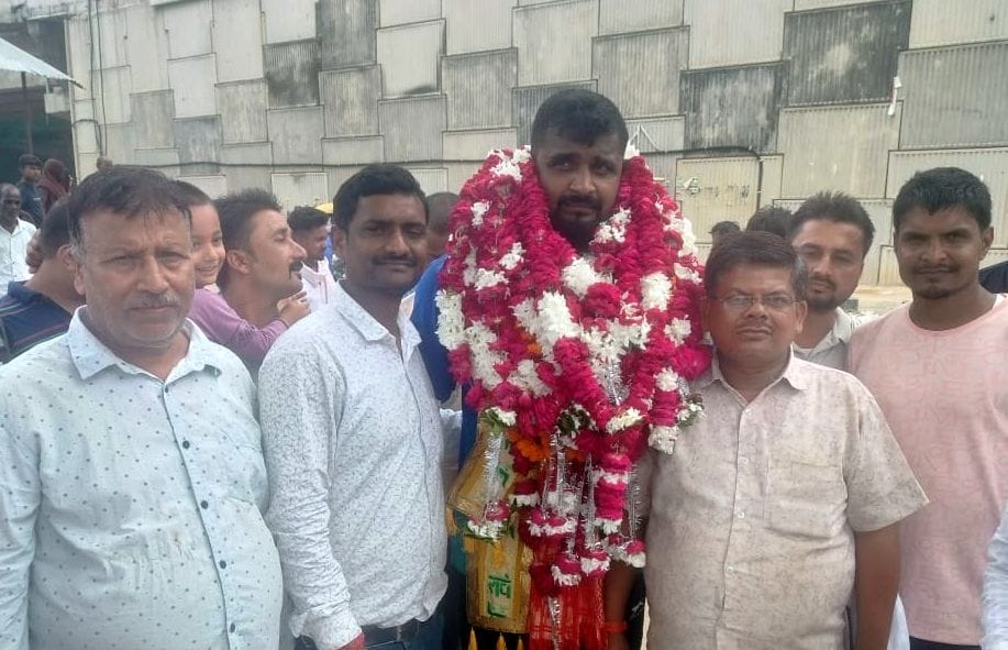 Flowers showered on Ramkishan who brought bronze medal from Kazakhstan