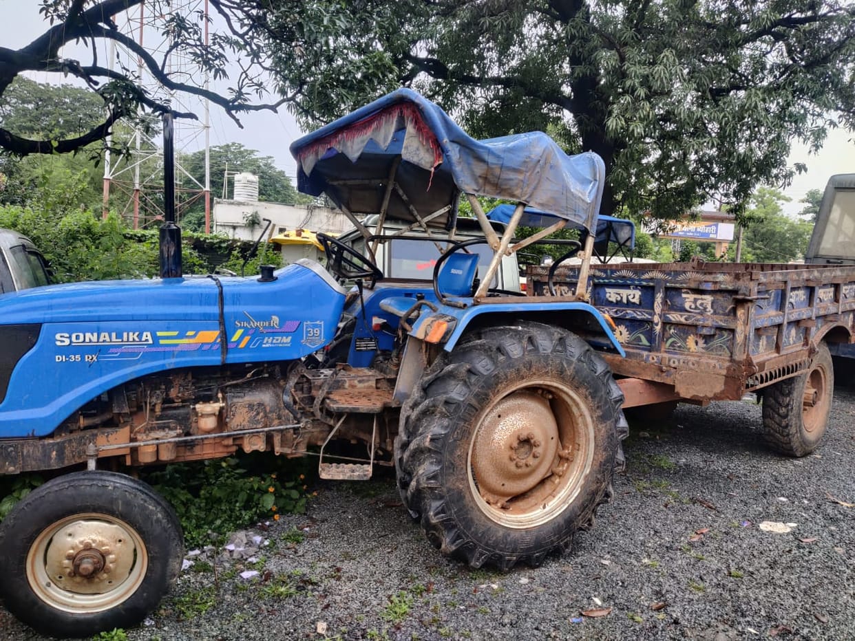 Shahdol Two tractor-trolleys seized while illegally excavated and transporting sand action by Byahari police